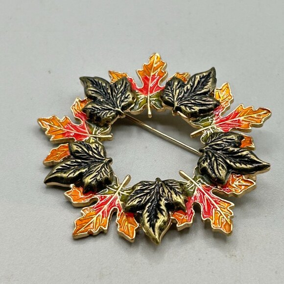 Wreath of Fall Leaf Pin Brooch Autumn Enameled Fall Color Round Wreath Signed KC - Picture 2 of 5